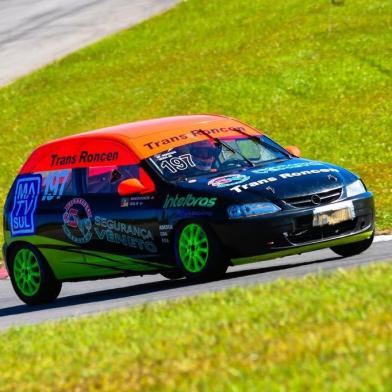  A dupla de pilotos caxienses Maicon Roncen e Luiz Sergio Sena Jr enfrenta mais um desafio neste final de semana: as 2 horas de Santa Cruz. Na terceira etapa do Campeonato Gaúcho de Super Turismo, em Santa Cruz do Sul, eles competem na na categoria TL, de carros com motores 1.4, e buscam manter a liderança na disputa.