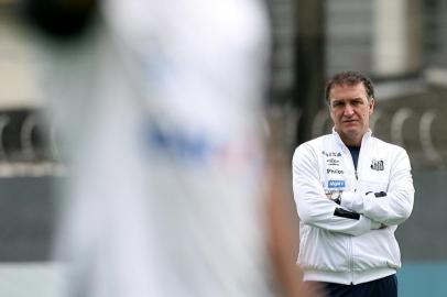 TREINO DO SANTOSSP - FUTEBOL/SANTOS/TREINO - ESPORTES - O técnico Cuca, do Santos, durante treino da equipe no CT Rei Pelé, na Baixada Santista   (SP), nesta quinta-feira, 2. Os jogadores se preparam para partida contra o Botafogo, no   sábado, 4, válida pelo Campeonato Brasileiro.   02/08/2018 - Foto: GUILHERME DIONíZIO/ESTADÃO CONTEÚDOEditoria: ESPORTESLocal: SANTOSIndexador: GUILHERME DIONíZIOFotógrafo: ESTADÃO CONTEÚDO