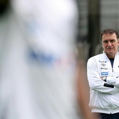 TREINO DO SANTOSSP - FUTEBOL/SANTOS/TREINO - ESPORTES - O técnico Cuca, do Santos, durante treino da equipe no CT Rei Pelé, na Baixada Santista   (SP), nesta quinta-feira, 2. Os jogadores se preparam para partida contra o Botafogo, no   sábado, 4, válida pelo Campeonato Brasileiro.   02/08/2018 - Foto: GUILHERME DIONíZIO/ESTADÃO CONTEÚDOEditoria: ESPORTESLocal: SANTOSIndexador: GUILHERME DIONíZIOFotógrafo: ESTADÃO CONTEÚDO