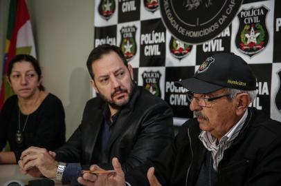  FLORIANOPOLIS, SC, BRAISL, 11/08/2018 - Delegado Enio Matos faz coletiva de imprensa para falar das prisoes aconteceram nos ultimos dias e os rumos das investigacoes sobre a chacina de Canasvieiras.Foto: E-D   Salete Mariano, delegada da delegacia de Homicídios da Capital; Verdi Furlanatto, diretor de polícia da Grande Florianópolis; Ênio Matos, delegado da delegacia de Homicídios da Capital.Indexador: Betina HumeresFonte: Diario CatarinenseFotógrafo: Fotografa