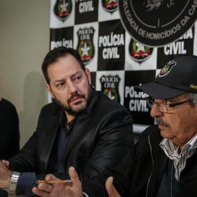  FLORIANOPOLIS, SC, BRAISL, 11/08/2018 - Delegado Enio Matos faz coletiva de imprensa para falar das prisoes aconteceram nos ultimos dias e os rumos das investigacoes sobre a chacina de Canasvieiras.Foto: E-D   Salete Mariano, delegada da delegacia de Homicídios da Capital; Verdi Furlanatto, diretor de polícia da Grande Florianópolis; Ênio Matos, delegado da delegacia de Homicídios da Capital.Indexador: Betina HumeresFonte: Diario CatarinenseFotógrafo: Fotografa