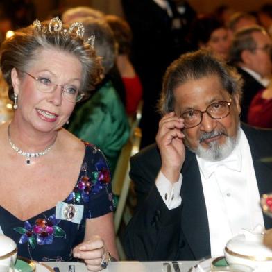 (FILES) In this file photo taken on December 10, 2001, Swedish Princesse Christina (L) and Literature Nobel prize winner V.S. Naipaul (R) attend the banquet for the Nobel laureates at Stockholms City Hall. Nobel prize-winning British author V.S. Naipaul has died at the age of 85, his family announced on Saturday, August 11, 2018.  Vidiadhar Surajprasad Naipaul wrote more than 30 books and won the Nobel Literature Prize in 2001. Born in Trinidad, the son of an Indian civil servant, he studied English literature at Oxford University before basing his life in England. But he spent much of his time travelling and became a symbol of modern rootlessness. / AFP PHOTO / SCANPIX SWEDEN / JONAS EKSTOMER