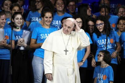 Pope Francis (C) stands with young faithfuls on stage during a meeting with the Italian youth, at the ancient Circo Massimo, in Rome, on August 11, 2018. / AFP PHOTO / FILIPPO MONTEFORTE