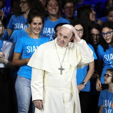 Pope Francis (C) stands with young faithfuls on stage during a meeting with the Italian youth, at the ancient Circo Massimo, in Rome, on August 11, 2018. / AFP PHOTO / FILIPPO MONTEFORTE