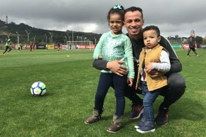 Leandro Damião com os filhos Helena e Otávio durante treino do Inter