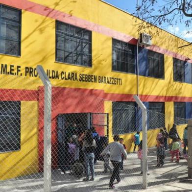 Comunidade promove almoço para melhorias em escola de Caxias