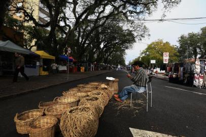  PORTO ALEGRE, RS, BRASIL - Expositores do Brique da Redenção (fotos) estão incomodados com a presença de camelôs no local (seria uma invasão, segundo eles). Argumentam que o espaço está perdendo sua característica.