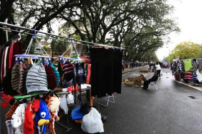  PORTO ALEGRE, RS, BRASIL - Expositores do Brique da Redenção (fotos) estão incomodados com a presença de camelôs no local (seria uma invasão, segundo eles). Argumentam que o espaço está perdendo sua característica.