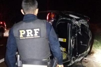 Um acidente no encontro da BR-290 com a RS-401, em Eldorado do Sul, na Região Metropolitana, causou pelo menos uma morte na noite deste domingo (12), conforme a Polícia Rodoviária Federal (PRF). No local, agentes da corporação e da Samu realizam o atendimento a feridos. O corpo ainda está na via. Ainda não há confirmação do gênero e da identidade da vítima.