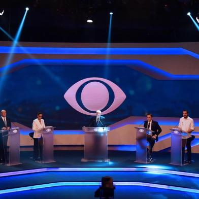 (L-R) Brazilian presidential candidates Alvaro Dias (Podemos), Cabo Daciolo (Patriota), Geraldo Alkmin (PSDB), Marina Silva (Rede), moderator journalist Ricardo Boechat, Jair Bolsonaro (PSL), Guilherme Boulos (PSOL), Henrique Meirelles (MDB) and Ciro Gomes (PDT) take part in the first presidential debate ahead of the October 7 general election, at Bandeirantes television network in Sao Paulo, Brazil, on August 9, 2018.  / AFP PHOTO / Nelson ALMEIDA