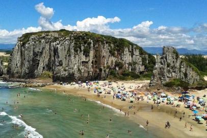 O instagrammer @arqmartinstiago compartilhou com a gente esse registro da praia da Guarita, em Torres. 