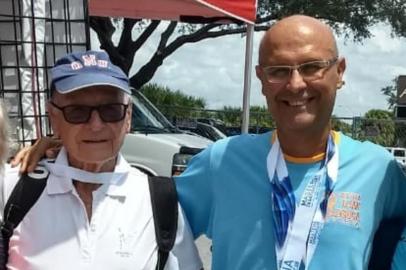 Anton Karl Biedermann (de branco), aos 94 anos, depois de conquistar 5 medalhas na categoria 90 + durante o Panamericano Master de Natação, realizado na Florida, Estados Unidos. Ao lado, vestido de azul, o medalhista olímpico Djan Madruga - bronze em Moscou, 1980.