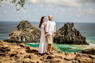 Fernando de Noronha tem uma energia única, por isso foi escolhida por nós para brindarmos nossa união. Tem paisagens incríveis como esta da foto, do Morro dois Irmãos e da Baía dos Porcos, além de natureza e fauna marinha sem igual. Valeu cada segundo nossa estada na ilha.Mariana Gambim e João Paulo Jaeger De Cachoeirinha, em dezembro de 2016