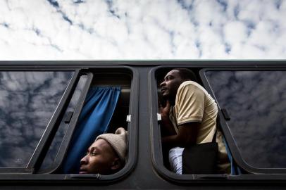 INFERNO NA TERRA PROMETIDAMINAS GERAIS, BRASIL, 14/08/2018, 16h02: Imigrantes haitianos observam a rodovia durante a passagem pelo estado do Minas Gerais na viagem de Ã´nibus de Rio Branco, no estado do Acre, na regiÃ£o norte do Brasil, atÃ© a cidade de SÃ£o Paulo, na regiÃ£o sudeste do paÃ­s. SÃ£o quase 4 mil quilÃ³metros de rodovias, cruzando seis estados brasileiros ao longo de 79 horas de viagem. (Foto: l)Indexador: Mateus_Bruxel