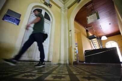  PORTO ALEGRE, RS, BRASIL, 14/08/2018 - Nesta terça-feira, terão início as obras de restauração das escadas laterais do prédio do Mercado Público. (FOTOGRAFO: LAURO ALVES / AGENCIA RBS)