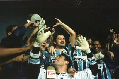 Carlos Miguel e demais jogadores do Grêmio, comemorando o título da Copa do Brasil em 1997, após o empate de 2 x 2 com o Flamengo.#PÁGINA: 2#ENVELOPE: 192184