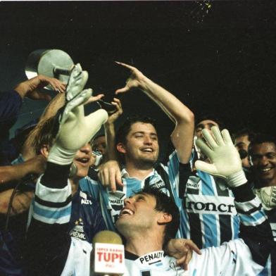 Carlos Miguel e demais jogadores do Grêmio, comemorando o título da Copa do Brasil em 1997, após o empate de 2 x 2 com o Flamengo.#PÁGINA: 2#ENVELOPE: 192184