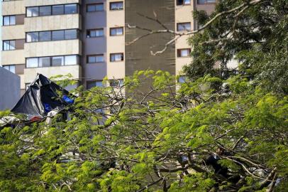  PORTO ALEGRE, RS, BRASIL, 14-08-2018: Morador de rua que se identifica como Miti, nome que leva tatuado no braço, vive em uma casa na árvore no Parque Moinhos de Vento. (Foto: Mateus Bruxel / Agência RBS)