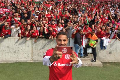 Paolo Guerrero faz selfie na apresentação da torcida do Inter no Beira-Rio