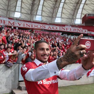  PORTO ALEGRE, RS, BRASIL, 15/08/2018 - Chegada do reforço do Inter, Paolo Guerrero. (FOTOGRAFO: FERNANDO GOMES / AGENCIA RBS)