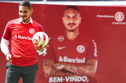  PORTO ALEGRE, RS, BRASIL, 15/08/2018 - Chegada do reforço do Inter, Paolo Guerrero. (FOTOGRAFO: FERNANDO GOMES / AGENCIA RBS)