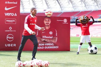  PORTO ALEGRE, RS, BRASIL, 15/08/2018 - Chegada do reforço do Inter, Paolo Guerrero. (FOTOGRAFO: FERNANDO GOMES / AGENCIA RBS)