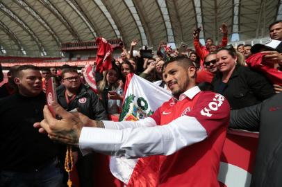  PORTO ALEGRE, RS, BRASIL, 15/08/2018 - Chegada do reforço do Inter, Paolo Guerrero. (FOTOGRAFO: FERNANDO GOMES / AGENCIA RBS)