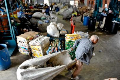  Moradores do novo loteamento da Vila Chocolatão, na Av. Protásio Alves, em Porto Alegre, falam da mudança, das melhorias e das dificuldades no local. Na foto, o barracão da Associação de Catadores e Recicladores da Vila Chocolatão.