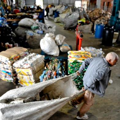  Moradores do novo loteamento da Vila Chocolatão, na Av. Protásio Alves, em Porto Alegre, falam da mudança, das melhorias e das dificuldades no local. Na foto, o barracão da Associação de Catadores e Recicladores da Vila Chocolatão.