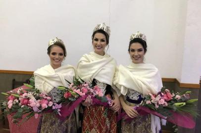 Ainda que a Festa da Uva 2019 tenha presenteado a rainha Maiara Perottoni com uma pós-graduação na Universidade de Caxias do Sul (UCS), e ofertado cursos de idiomas a ela e às princesas Milena Remus Caregnato e Viviane Piamolini Gaelzer, o trio foi homenageado também por parte dos patrocinadores: Maiara ganhou um Fiat Mobi 0 km de seu patrocinador, o Supermercados Andreazza, e as princesas ganharam joias (anéis). Milena representou a Perfil Imóveis e, Viviane, a CDL, o Sindigêneros e o Sindilojas. A entrega dos mimos ocorreu em um filó realizado na comunidade de Forqueta, na noite do sábado, que reuniu mais de 700 pessoas.