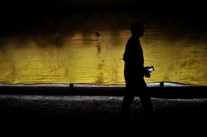 Criúva é um dos poucos distritos do interior de Caxias onde o celular funciona bem, devido à instalação de uma antena da Vivo, em 2016.Evandro rech, 46, avicultor da localidade de Linha Santa Catarina. (Lucas Amorelli/Agência RBS)