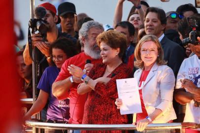 Gleisi Hoffmann com o documento de reistro do ex presidente Lula é apresentado durante protesto pela liberdade e direito do ex presidente Luiz Inácio Lula da Silva ser candidato à presidência da República, na região do Tribunal Superior Eleitoral (TSE), em Brasília (DF), nesta quarta-feira (15).