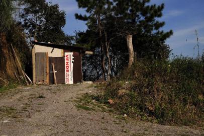 CAXIAS DO SUL, RS, BRASIL, 14/08/2018 - Depois de decisão judicial pela reintegração de posse, quase todos os moradores do loteamento irregular Vila Verde II deixaram o local, mas agora novas construções começam a surgir na área. Moacir dos Passos Alves, 32, desempregado, vive no local há cinco anos com a família e agora aproveita o espaço e materiais deixados por outros moradores para construir uma casa nova. (Marcelo Casagrande/Agência RBS)