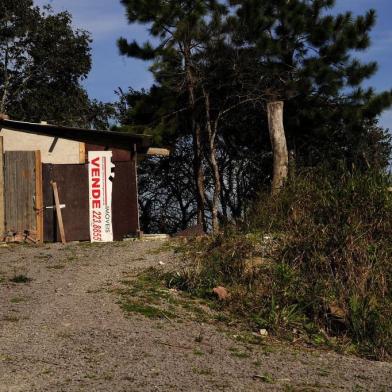 CAXIAS DO SUL, RS, BRASIL, 14/08/2018 - Depois de decisão judicial pela reintegração de posse, quase todos os moradores do loteamento irregular Vila Verde II deixaram o local, mas agora novas construções começam a surgir na área. Moacir dos Passos Alves, 32, desempregado, vive no local há cinco anos com a família e agora aproveita o espaço e materiais deixados por outros moradores para construir uma casa nova. (Marcelo Casagrande/Agência RBS)