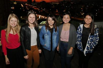  PORTO ALEGRE, RS, BRASIL - 2018.08.15 - Finalistas do Primeira Pauta. Na foto: Mariana dos Santos Hallal da Silva, Andressa Canova Motter, Vanessa Pedroso Gomes, Bibiana da Costa Davila e Bianca Obregon do Nascimento. (Foto: ANDRÉ ÁVILA/ Agência RBS)