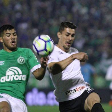 CHAPECOENSE X CORINTHIANS SC - COPA DO BRASIL/CHAPECOENSE X CORINTHIANS  - ESPORTES - Danilo Avelar (d), do Corinthians, disputa lance com Bruno Silva, da Chapecoense, em   partida válida pelas quartas de final da Copa do Brasil 2018, na Arena Condá, em Chapecó,   nesta quarta- feira, 15.   15/08/2018 - Foto: MáRCIO CUNHA/ESTADÃO CONTEÚDOEditoria: ESPORTESLocal: CHAPECOIndexador: MáRCIO CUNHAFotógrafo: ESTADÃO CONTEÚDO