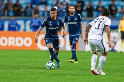 RS - FUTEBOL/CAMPEONATO BRASILEIRO 2018/GREMIO X VITORIA - ESPORTES - Lance da partida entre Gremio e Vitoria disputada na noite deste domingo, na Arena, valida pelo Campeonato Brasileiro 2018. FOTO: LUCAS UEBEL/GREMIO FBPA