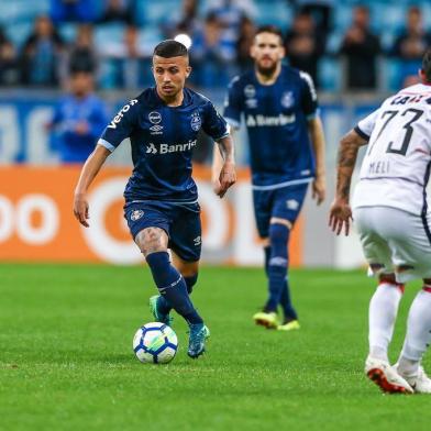 RS - FUTEBOL/CAMPEONATO BRASILEIRO 2018/GREMIO X VITORIA - ESPORTES - Lance da partida entre Gremio e Vitoria disputada na noite deste domingo, na Arena, valida pelo Campeonato Brasileiro 2018. FOTO: LUCAS UEBEL/GREMIO FBPA