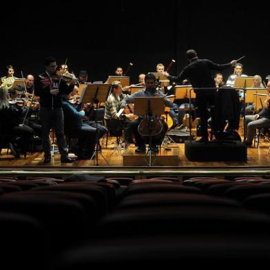  CAXIAS DO SUL, RS, BRASIL, 21/05/2018 - Para o espetáculo Grande Concertos, a Osucs apresenta os solistas norte-americanos Simón Gollo (violinista) e o  violoncelista Aristides Rivas. (Marcelo Casagrande/Agência RBS)