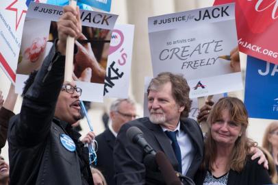  (FILES) In this file photo taken on December 04, 2017 Jack Phillips, owner of Masterpiece Cake in Colorado, stands with supporters outside the US Supreme Court after Masterpiece Cakeshop vs. Colorado Civil Rights Commission were heard in Washington, DC.The US Supreme Court on Monday June 4, 2018 ruled in favor of a Colorado baker who refused to design a wedding cake for a same-sex couple, in a closely-watched case pitting gay rights against religious liberty. / AFP PHOTO / mari matsuriEditoria: POLLocal: WashingtonIndexador: MARI MATSURISecao: politics (general)Fonte: AFPFotógrafo: STR