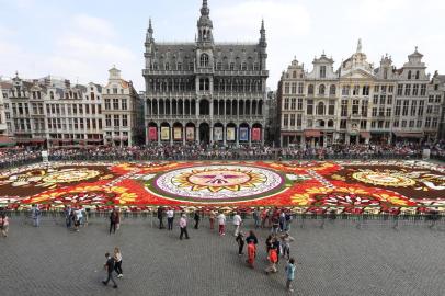 A picture taken on August 16, 2018 shows the installation of the annual Flower Carpet on the Grand Place - Grote Markt Square in the city center of Brussels. The flower carpet will be presented to the public from August 16 to 19. / AFP PHOTO / Belga / NICOLAS MAETERLINCK / Belgium OUT