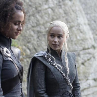 Missandei (Nathalie Emmanuel) e Daenerys Targaryen (Emilia Clarke) no quarto episódio da sétima temporada de Game of Thrones - Credito Macall B.Polay_HBO