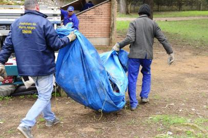  PORTO ALEGRE, RS, BRASIL, 16/08/2018 - Retirada do homem que construíu um barraco no topo de uma árvore no Parcão.(FOTOGRAFO: RONALDO BERNARDI / AGENCIA RBS)