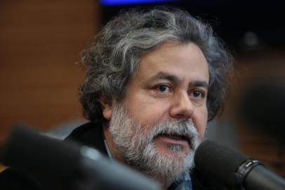  PORTO ALEGRE, RS, BRASIL - 16/08/2018 - Debate na Rádio Gaúcha nesta quinta-feira. Na foto: Julio Flores (PSTU). (Fernando Gomes/Agência RBS)