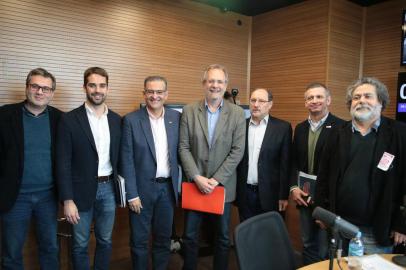  PORTO ALEGRE, RS, BRASIL - 16/08/2018 - Debate na Rádio Gaúcha nesta quinta-feira. Na foto: Mateus Bandeira (Novo), Roberto Robaina (PSOL), Miguel Rossetto (PT), Julio Flores (PSTU), José Ivo Sartori (MDB), Jairo Jorge (PDT), Eduardo Leite (PSDB) .  (Fernando Gomes/Agência RBS)