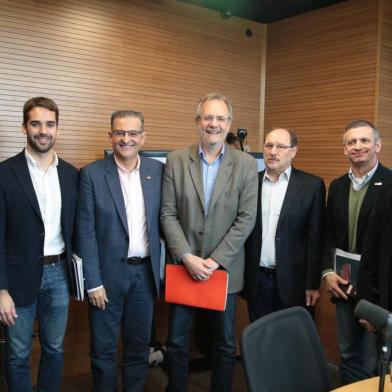  PORTO ALEGRE, RS, BRASIL - 16/08/2018 - Debate na Rádio Gaúcha nesta quinta-feira. Na foto: Mateus Bandeira (Novo), Roberto Robaina (PSOL), Miguel Rossetto (PT), Julio Flores (PSTU), José Ivo Sartori (MDB), Jairo Jorge (PDT), Eduardo Leite (PSDB) .  (Fernando Gomes/Agência RBS)