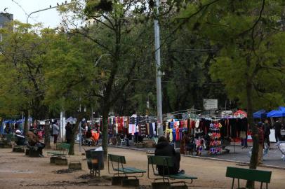  PORTO ALEGRE, RS, BRASIL - Expositores do Brique da Redenção (fotos) estão incomodados com a presença de camelôs no local (seria uma "invasão", segundo eles). Argumentam que o espaço está perdendo sua característica.