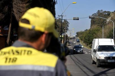  CAXIAS DO SUL, RS, BRASIL, 16/08/2018Fiscalização de trânsito na perimetral norte que tem como limite de velocidade 60km/h. (Lucas Amorelli/Agência RBS)