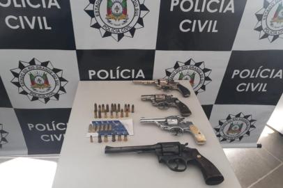 Operação Aquiles apreende armas na Serra. Na foto, dois revólveres 32 e dois calibre 38, além de munições. 