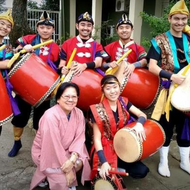 grupo de tambores japoneses requios geino dokokai. 